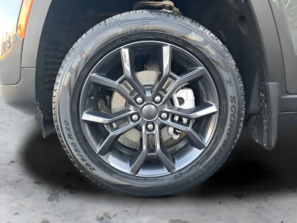 New 2025 Baltic Gray Metallic Clear-Coat Exterior Paint Jeep Limited image 9