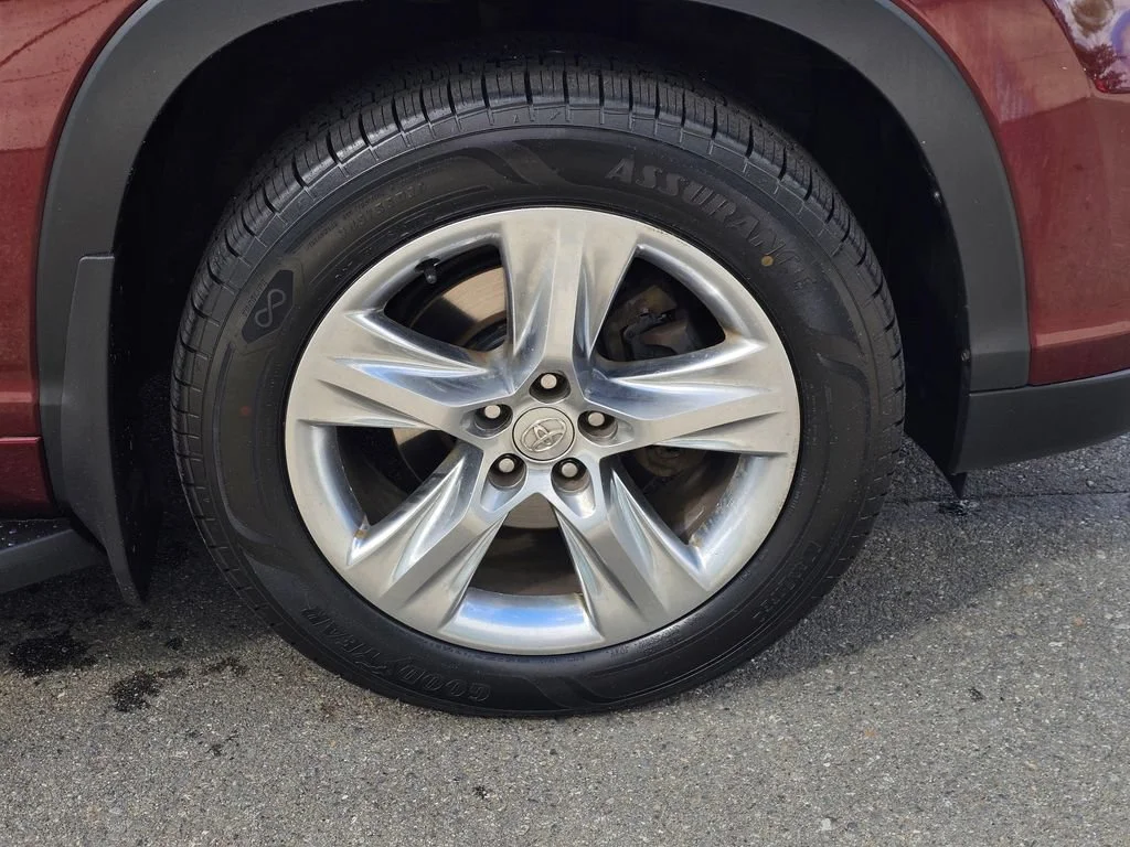 Used 2015  Toyota Limited image 9