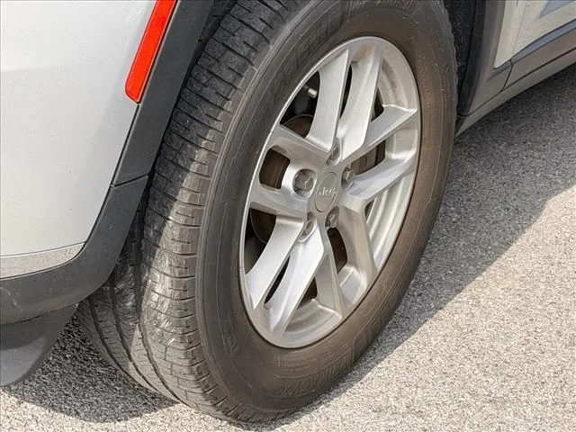 Used 2022 Silver Jeep Laredo image 5