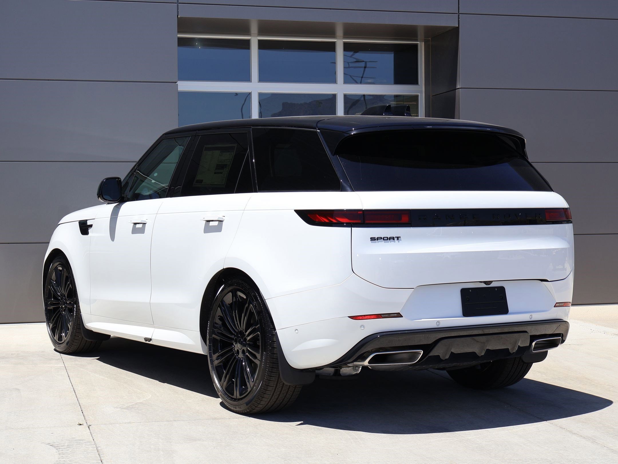 New 2026 Ostuni Pearl White LAND ROVER P400 Dynamic SE image 8