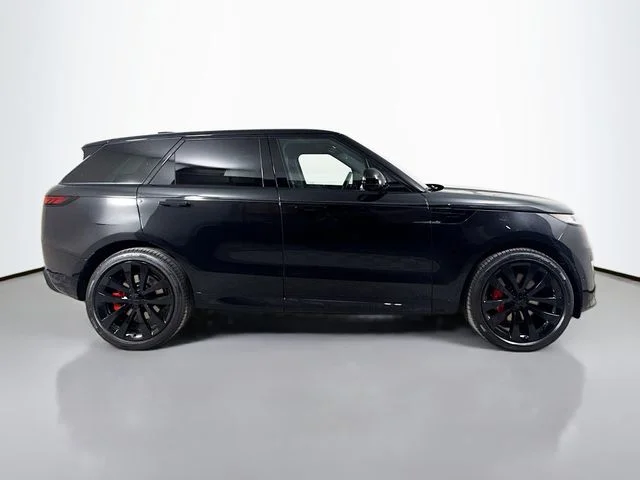 New 2026 Santorini Black Metallic Land Rover Dynamic SE image 4
