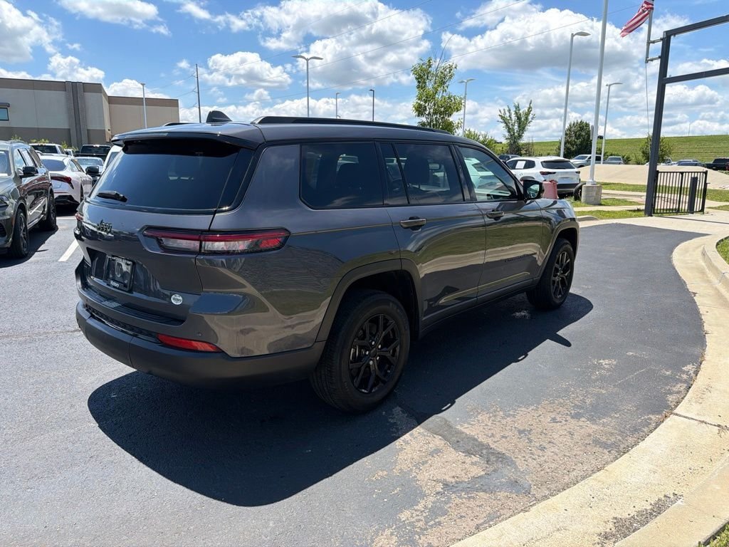 Used 2024 Gray Jeep Altitude image 7