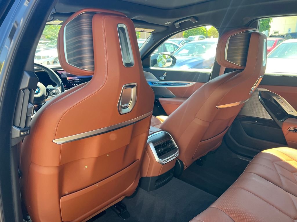 2025 BMW 7 Series 750e - Photo 24