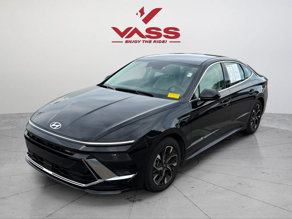 Used 2025 Abyss Black Hyundai SEL image 1