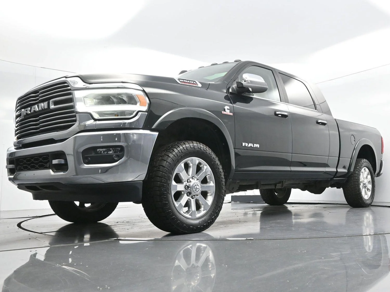 Used 2019 Black Forest Green Pearlcoat Ram Laramie image 45