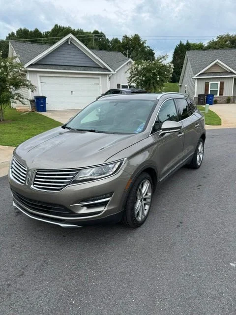 Used 2017 Silver Lincoln Reserve image 1