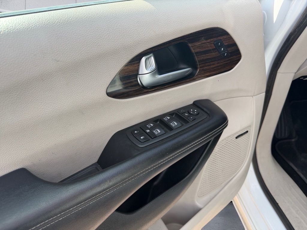 Used 2022 White Chrysler Limited image 7