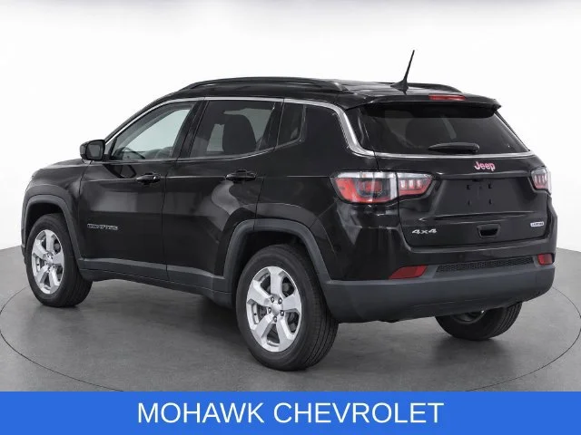Used 2021  Jeep Latitude image 3
