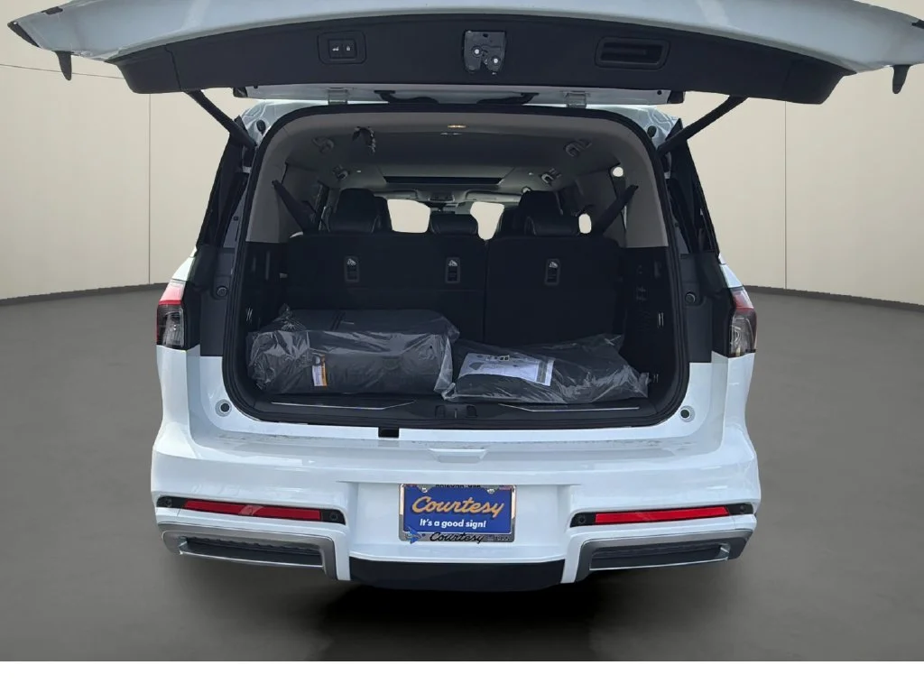 New 2027 RADIANT WHITE INFINITI Luxe 2WD image 10