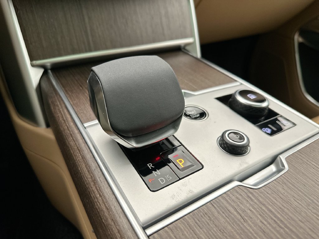 New 2027 Eiger Grey Metallic Land Rover SE image 12