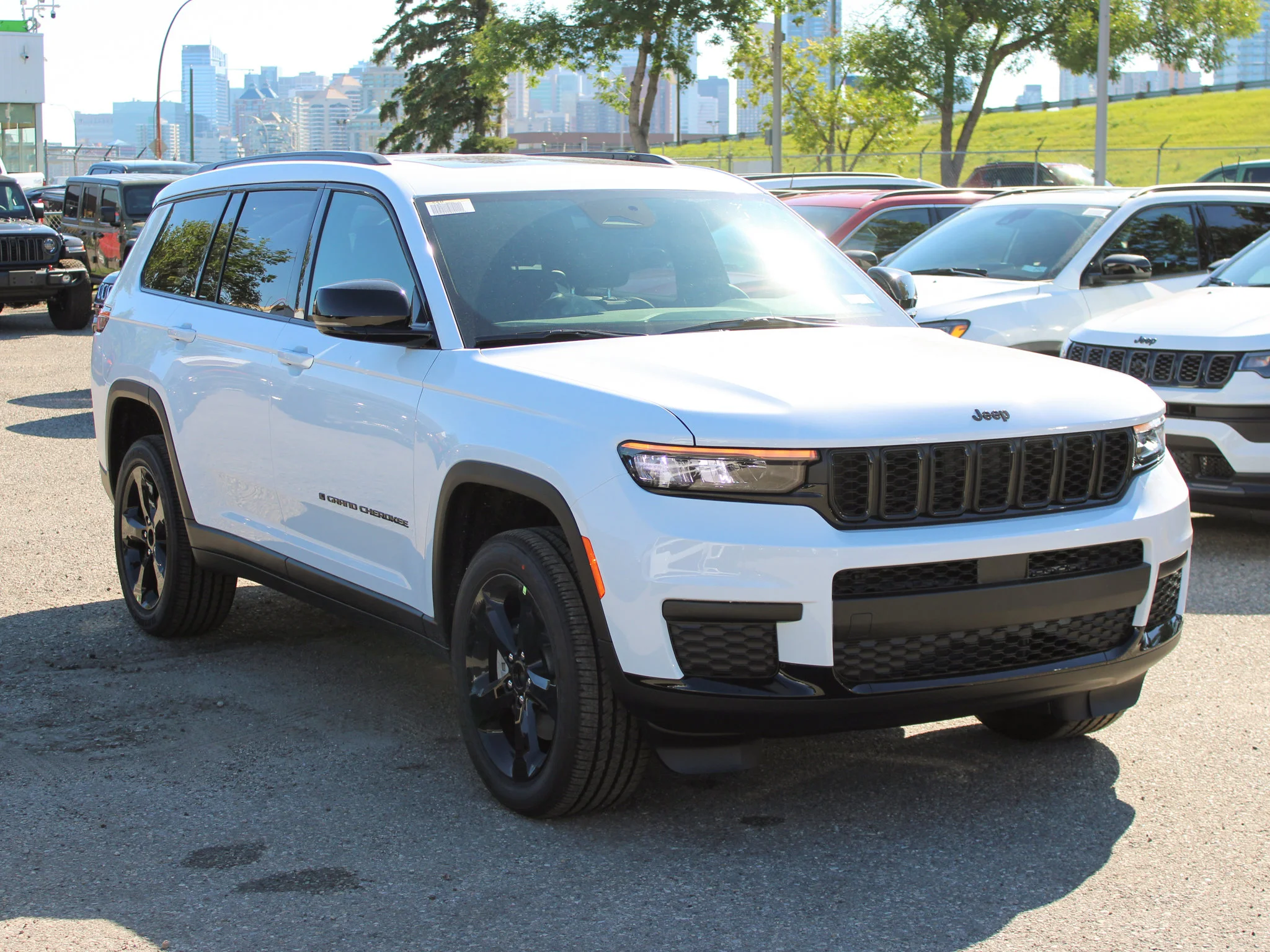 New 2025 White Jeep Altitude* 4x4, Sunroof, Heated Leather, Blind-Spot Monitoring image 6