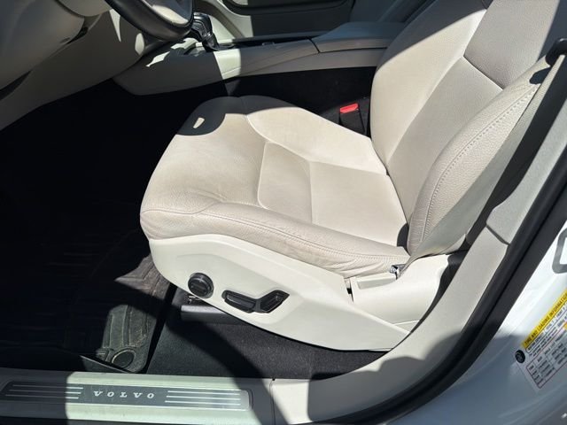 Used 2021 White Volvo T5 Momentum image 11