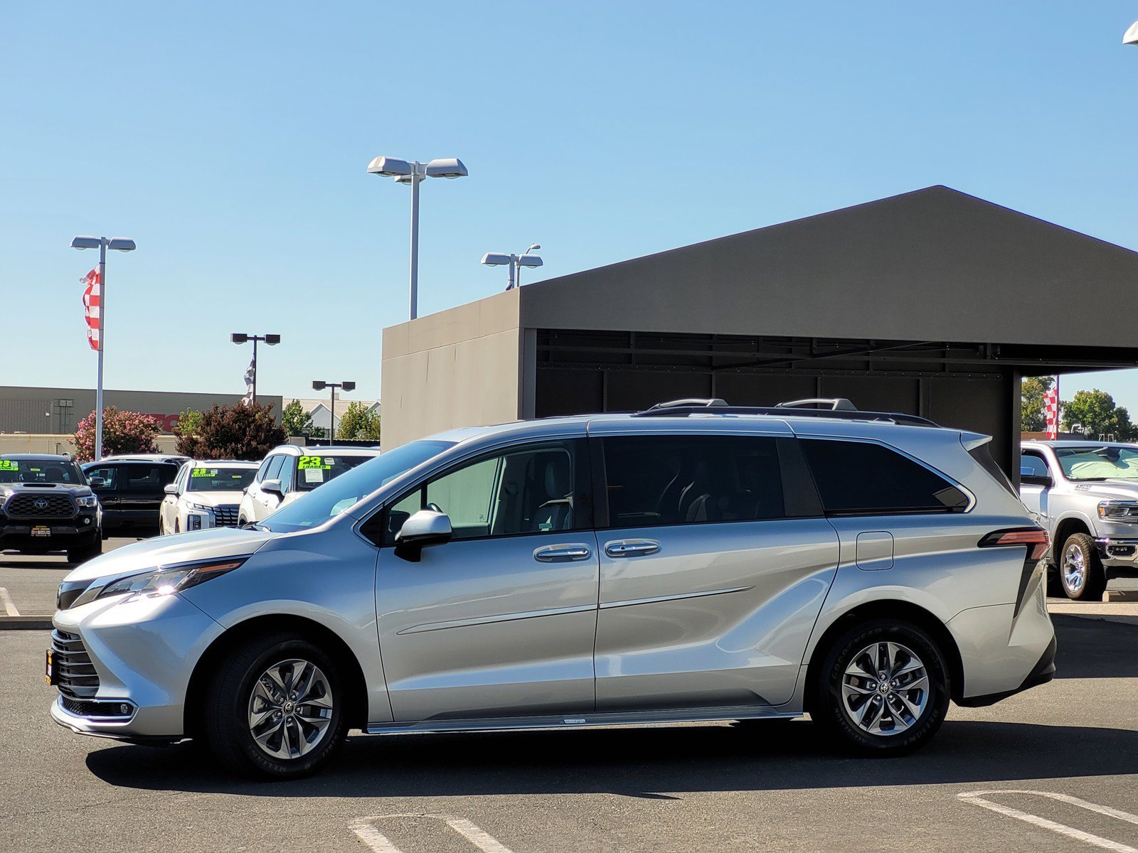 Used 2022 Silver Toyota XLE image 7