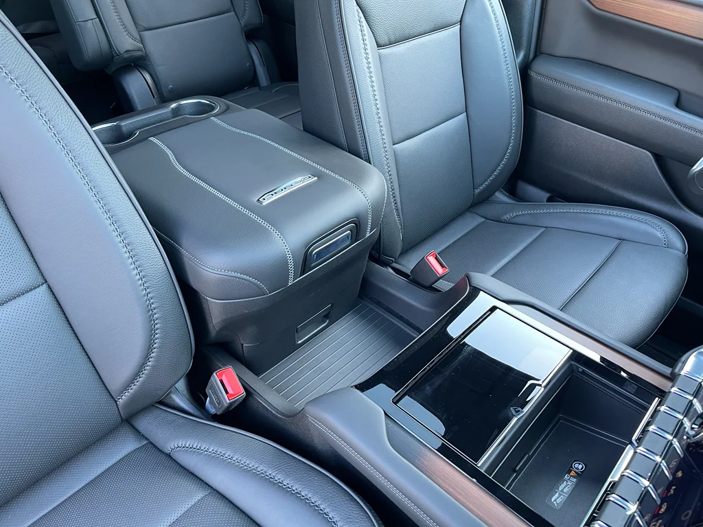 2025 GMC Yukon XL Denali - Photo 37