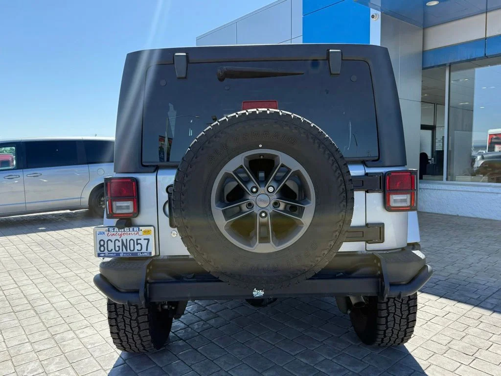 Used 2018 Silver Jeep Unlimited Sport image 9
