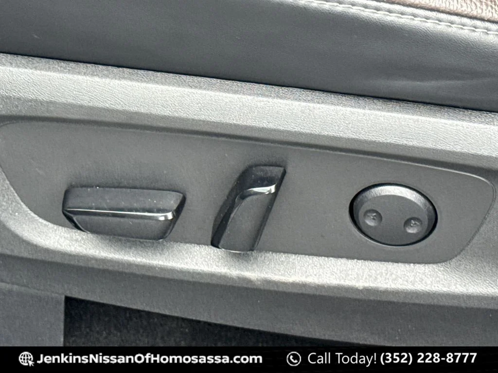 Used 2023 White Nissan Platinum image 33