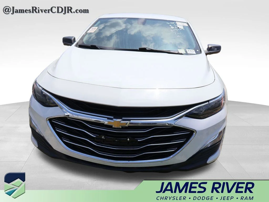 Used 2022 White Chevrolet LS image 4