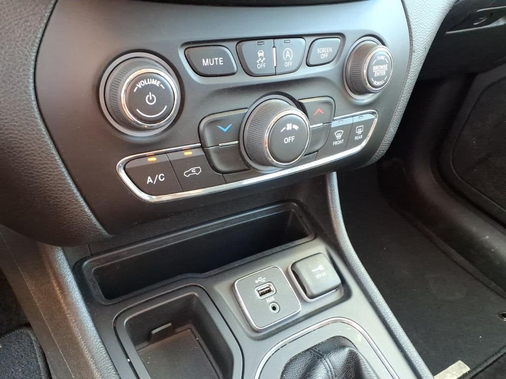 Used 2019 Velvet Red Pearlcoat Jeep Latitude image 7