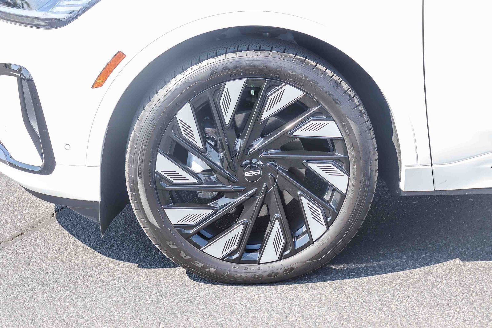 Used 2024 White Platinum Clearcoat Metallic Lincoln Black Label image 9