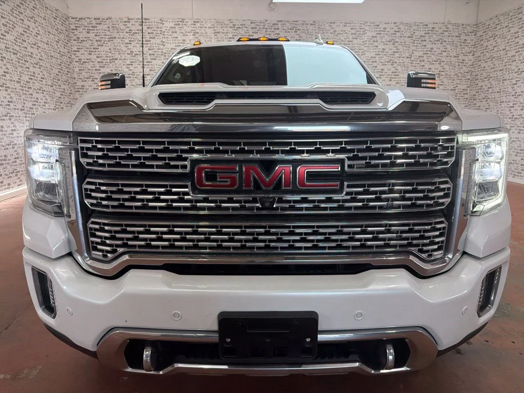 Used 2020 White Frost Tricoat GMC Denali image 2