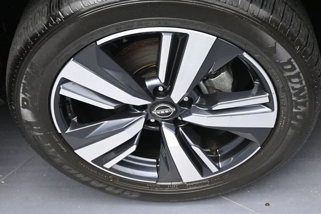 Used 2023 Black Nissan Platinum image 32