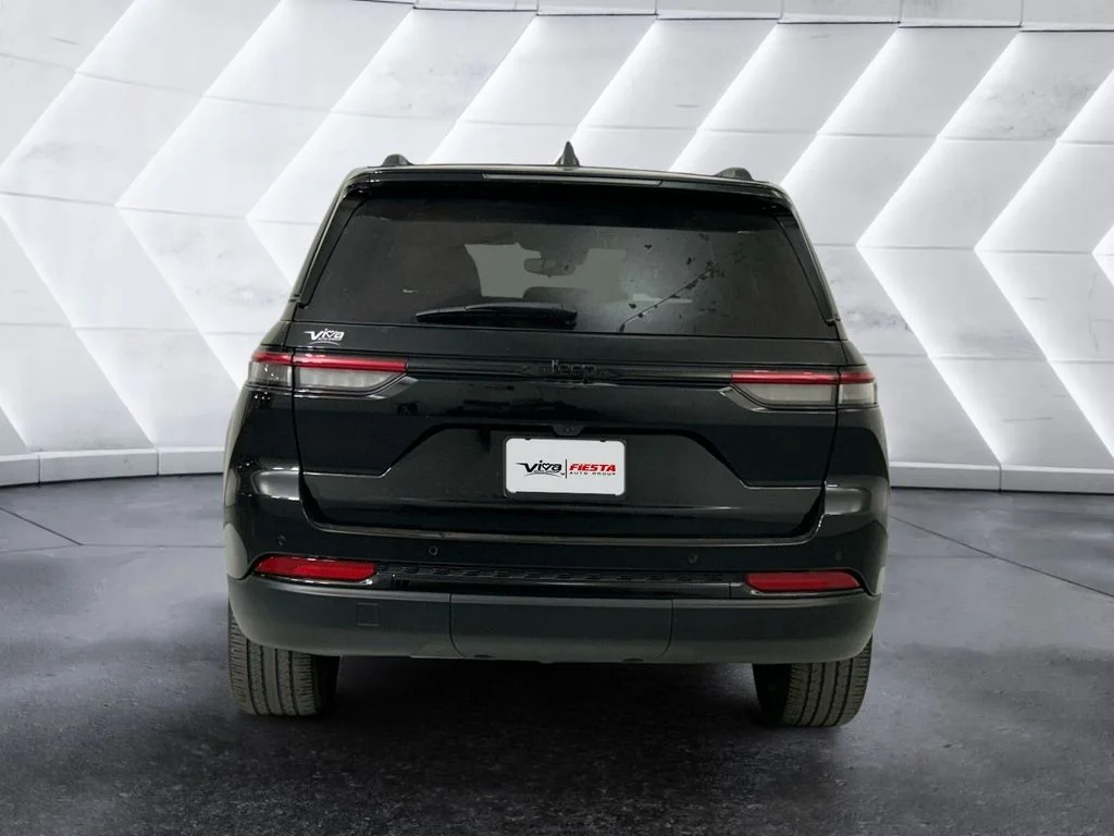 Used 2023 Black Jeep Altitude image 5