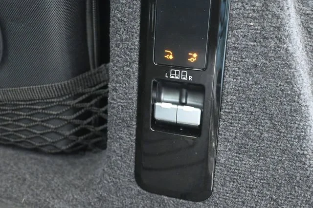 Used 2024 Varesine Blue Metallic [blue] Land Rover Dynamic SE image 23