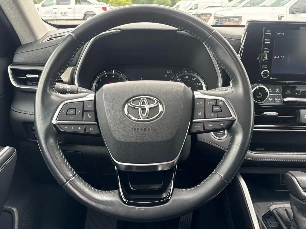 Used 2020 White Toyota XLE image 17