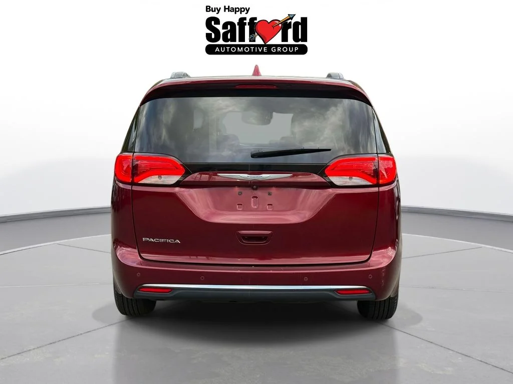 Used 2017 Red Chrysler Touring L image 6