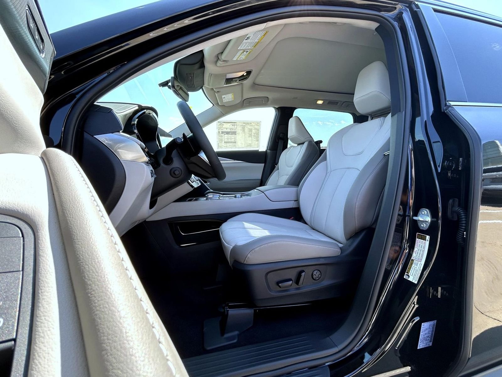 New 2027 MINERAL BLACK INFINITI Luxe AWD image 10