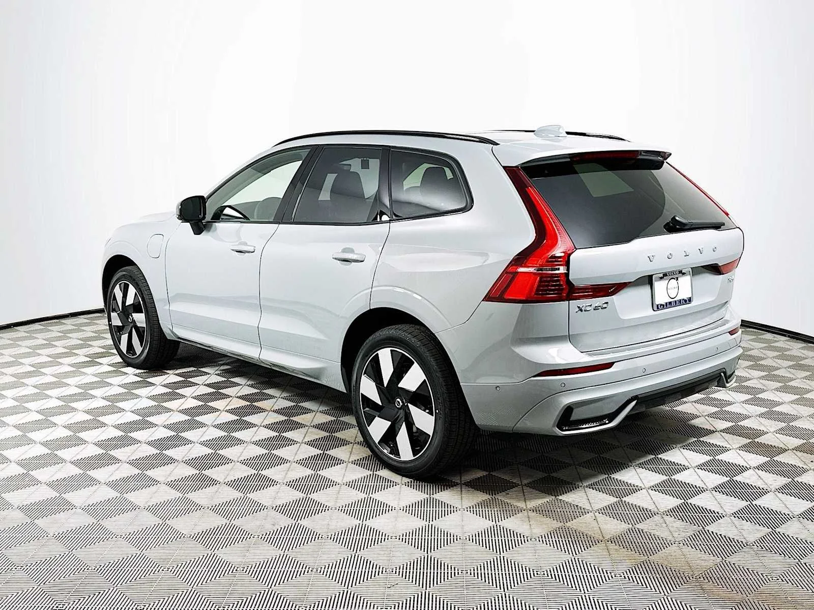 Certified Used 2025 Vapour Grey Volvo Plus image 5