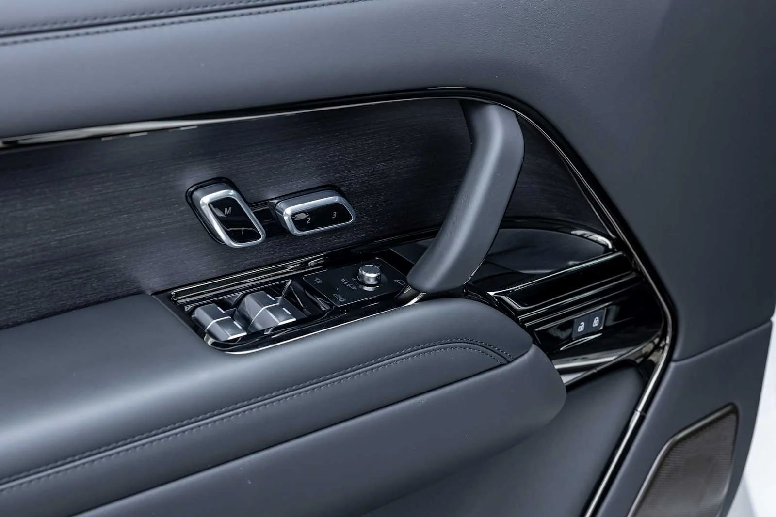 2026 Land Rover Range Rover SV - Photo 11