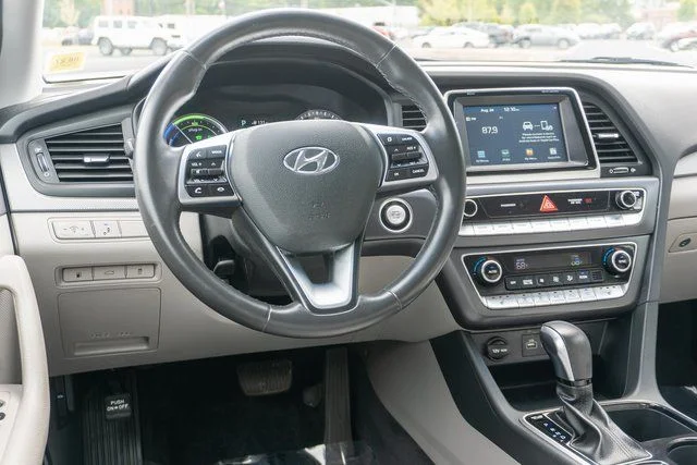 Used 2019 White Hyundai Base image 14