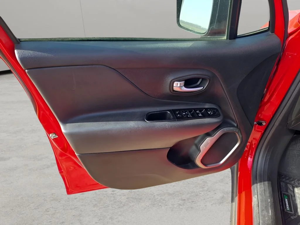 Used 2022  Jeep Latitude image 10