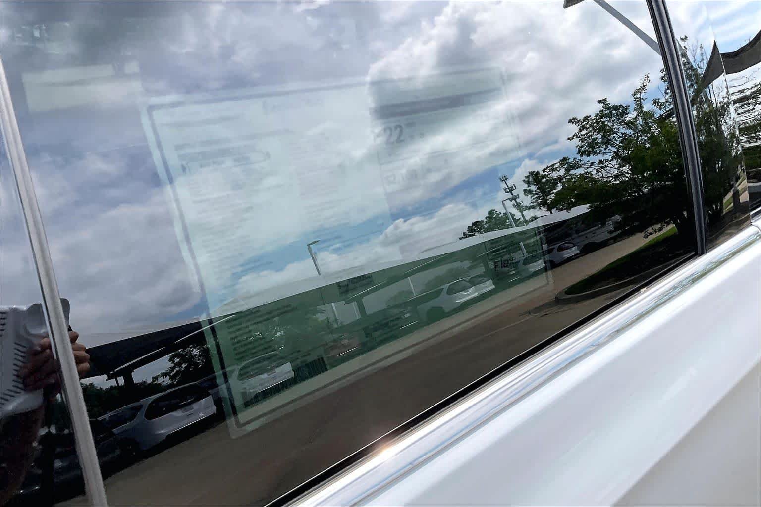New 2027 Bright White Clear-Coat Exterior Paint Chrysler Select image 19