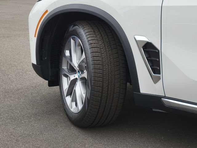 New 2026 White BMW xDrive40i image 36