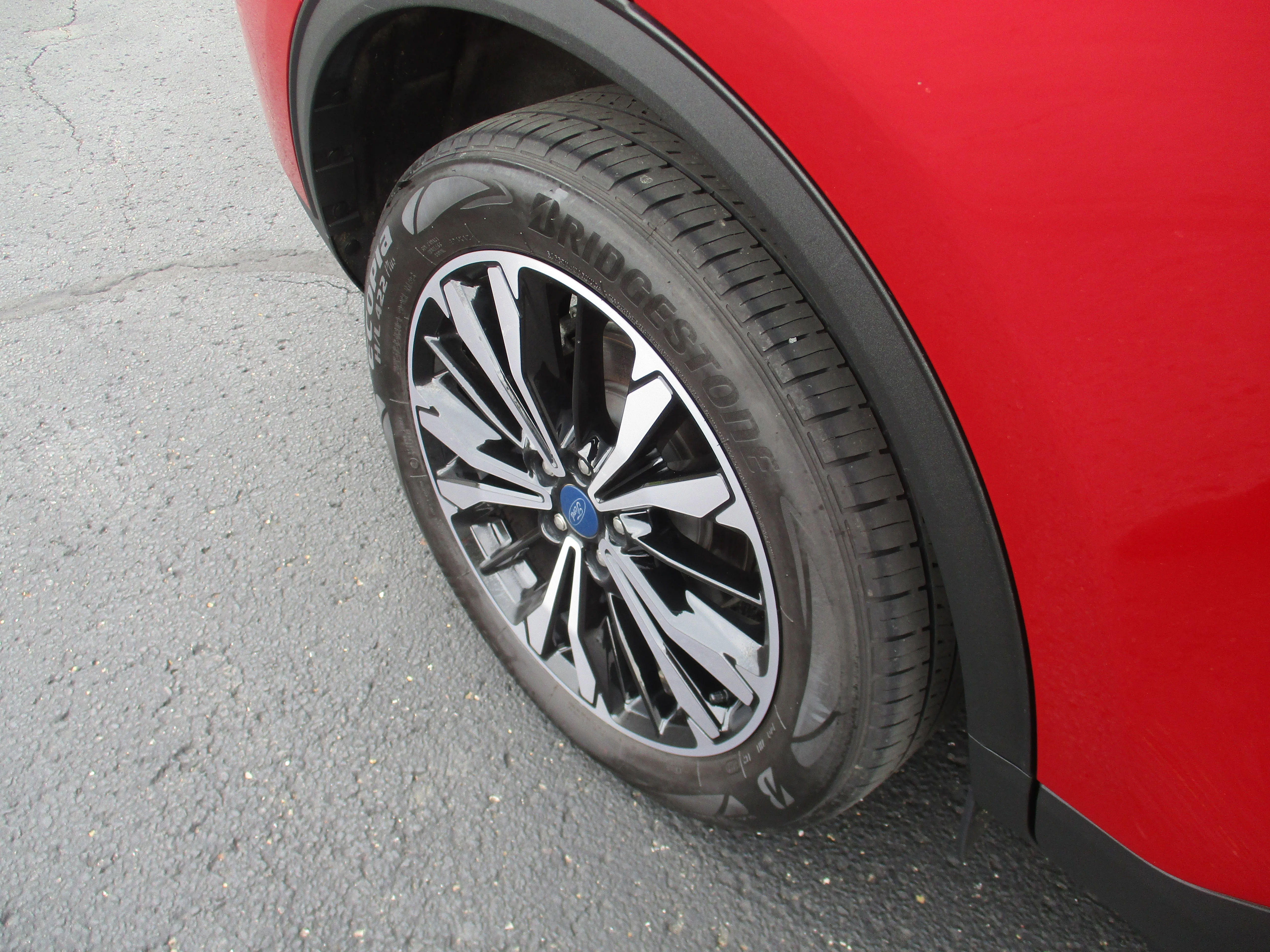 Used 2022 Rapid Red Metallic Tinted Clearcoat Ford SE image 50