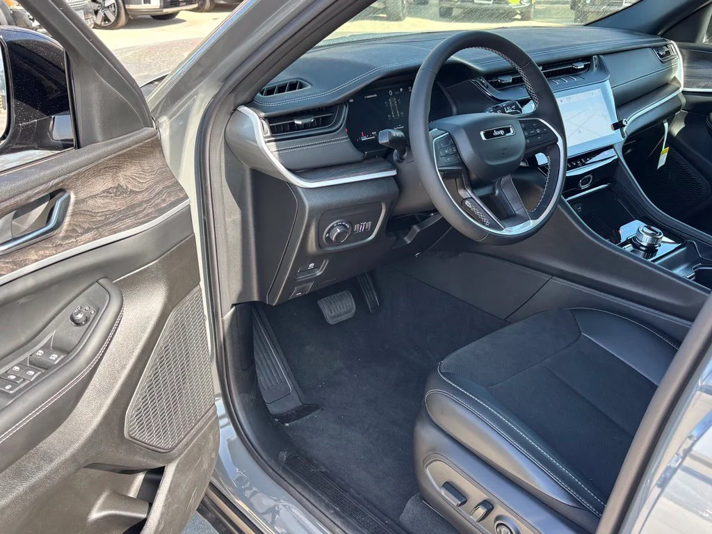 New 2027 Gray Jeep Laredo Altitude image 6