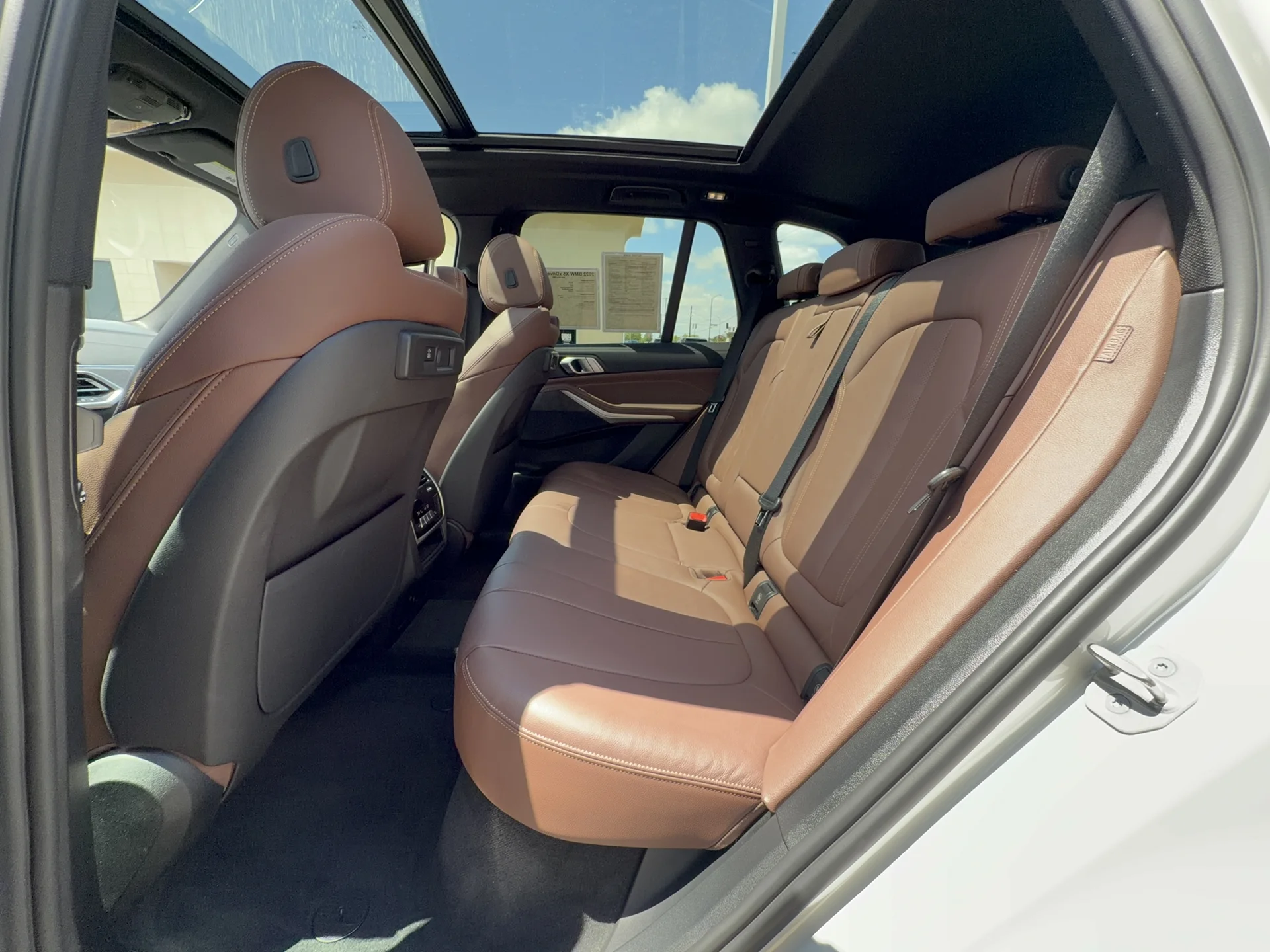 Used 2022 Mineral White Metallic BMW xDrive40i image 26