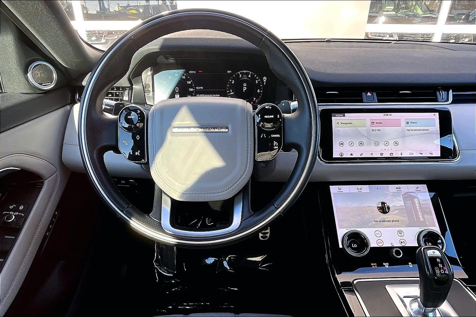 Used 2020 Black Land Rover R-Dynamic HSE image 5