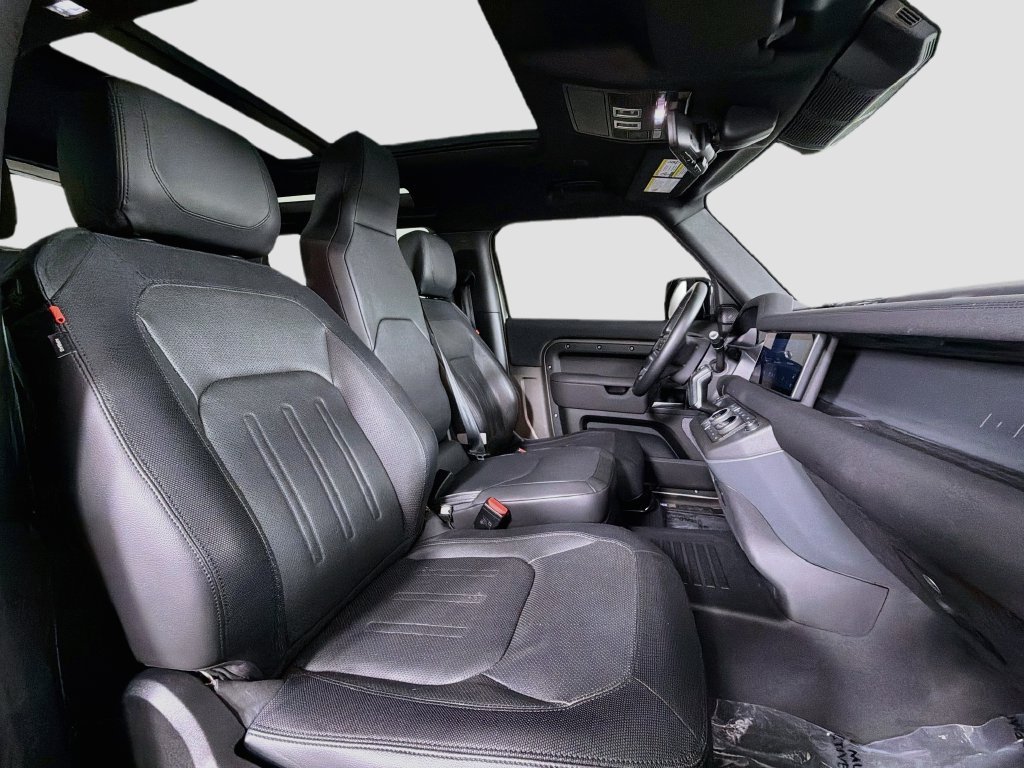 Used 2022 Gold Land Rover X-Dynamic S image 29
