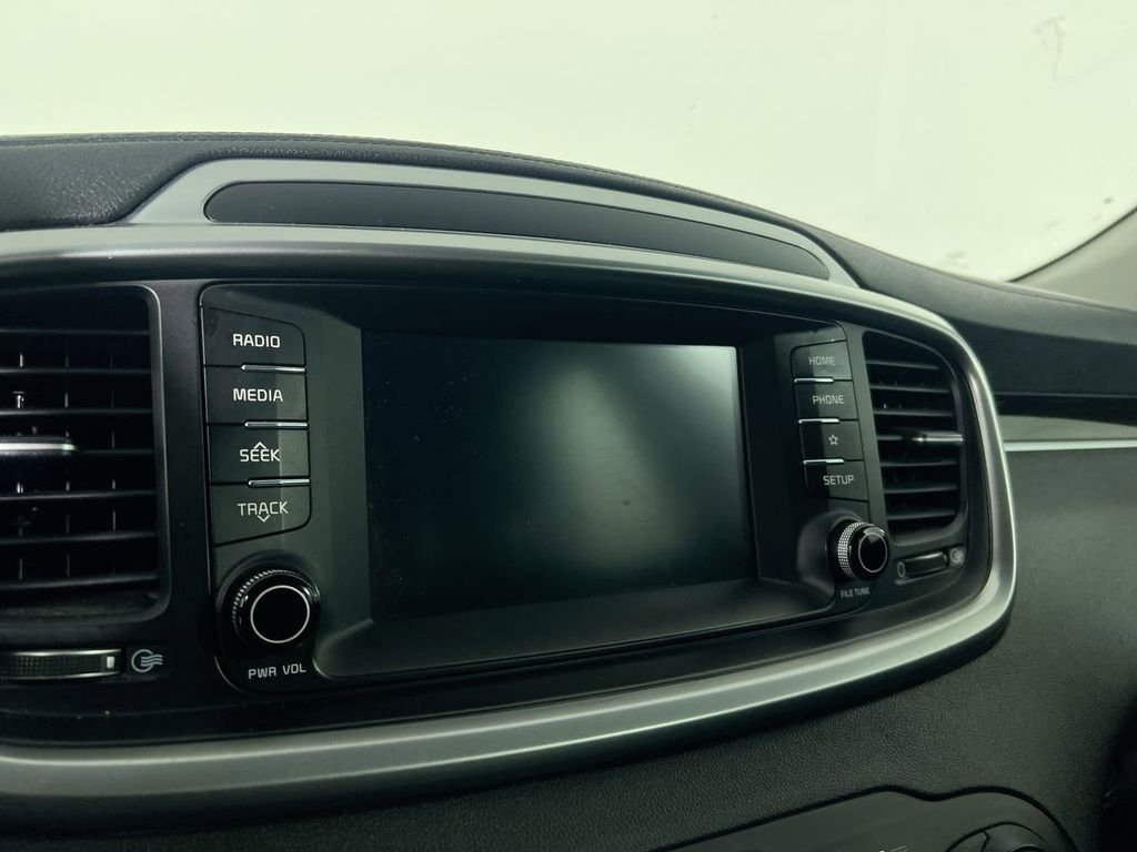 Used 2019 White Kia LX image 25