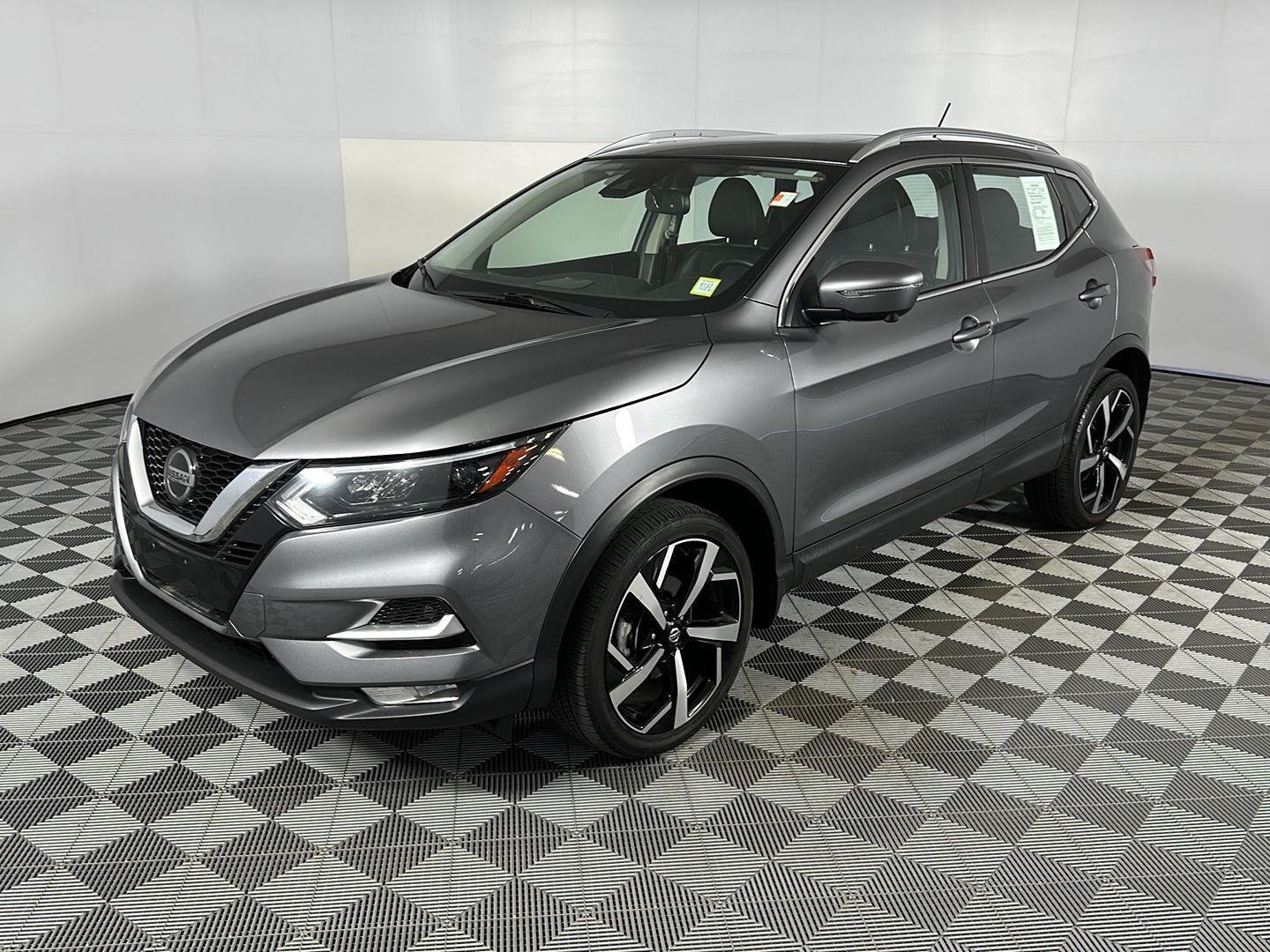 Used 2022 Gun Metallic Nissan SL image 13
