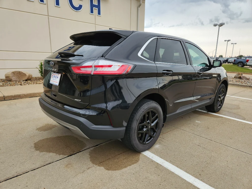 Used 2024 Agate Black Metallic Ford SEL image 10