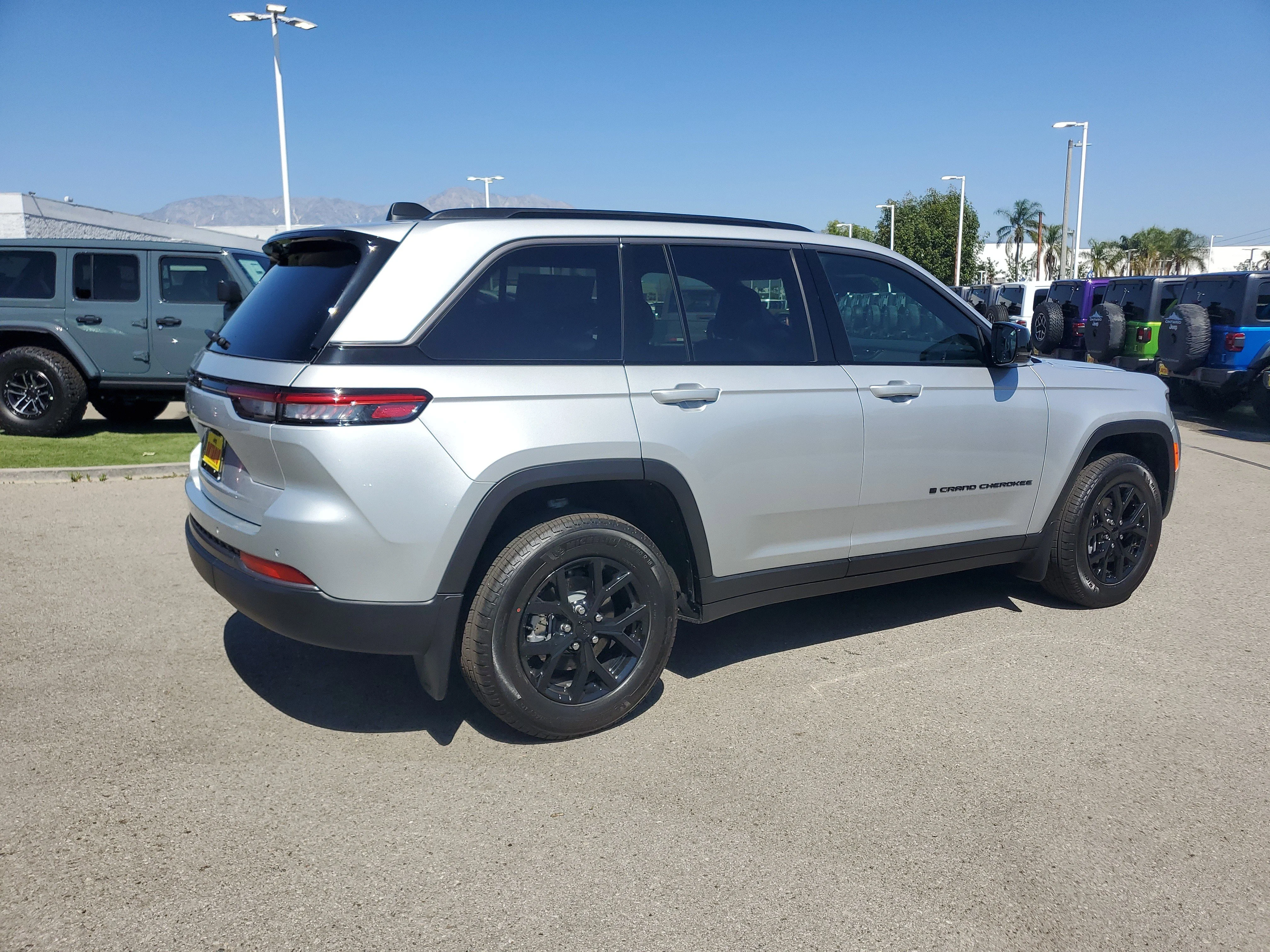 New 2026 Silver Zynith Exterior Paint Jeep Altitude image 3