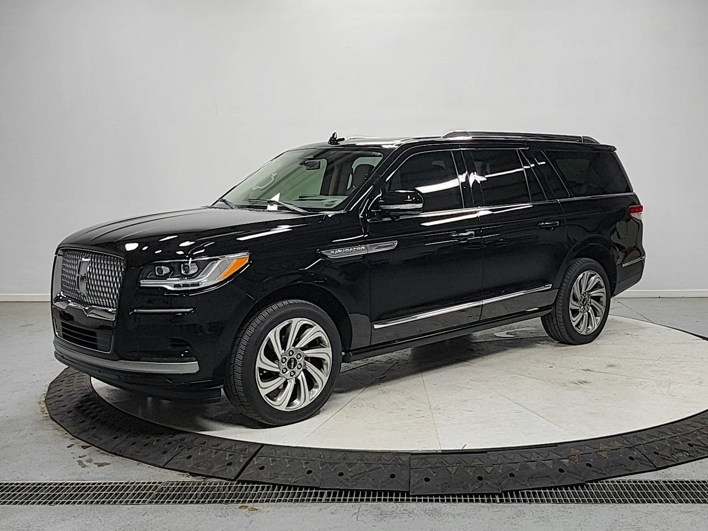 Used 2023 Black Lincoln Reserve image 3