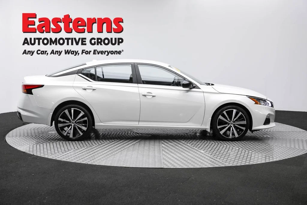 Used 2022 White Nissan 2.5 SR image 4