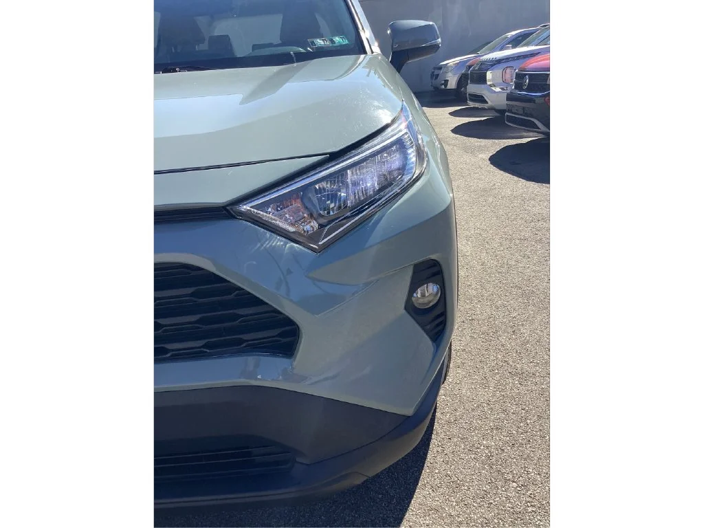 Used 2020  Toyota XLE Premium image 29