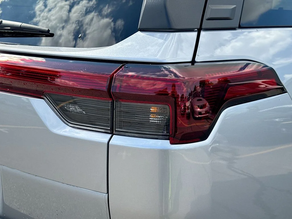 New 2026 ICE SILVER METALLIC Subaru Touring image 34