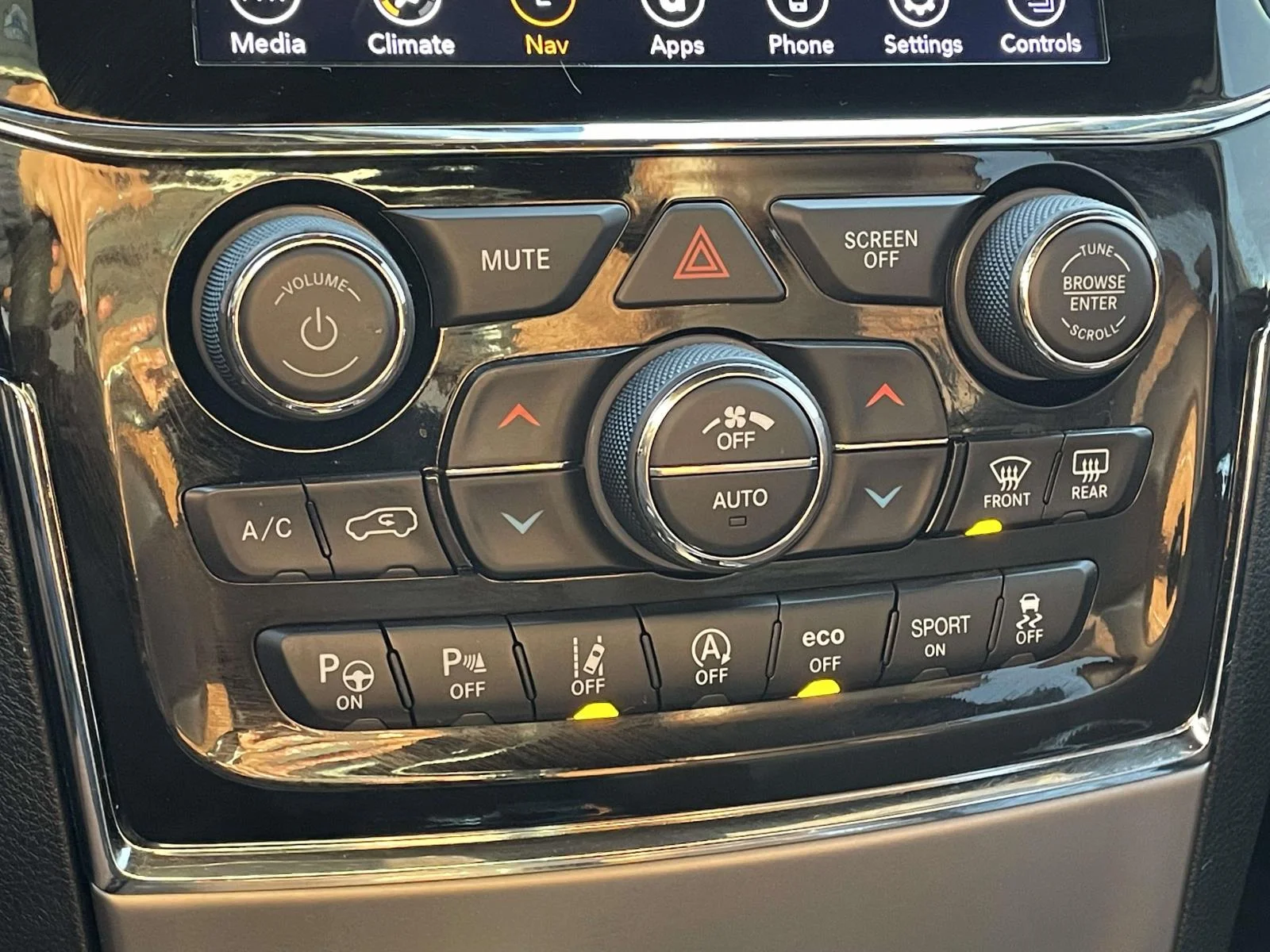 Used 2020 Diamond Black Crystal Pearlcoat Jeep Overland image 19
